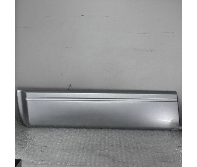 LOWER DOOR TRIM FRONT LEFT FOR A MITSUBISHI PAJERO - V73W