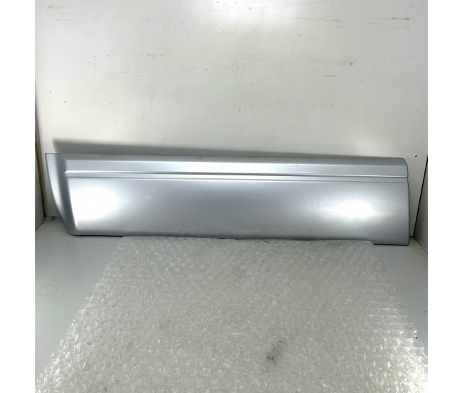 LOWER DOOR TRIM FRONT LEFT FOR A MITSUBISHI PAJERO - V73W