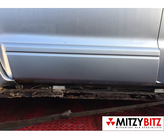 LOWER DOOR TRIM FRONT LEFT FOR A MITSUBISHI EXTERIOR - 