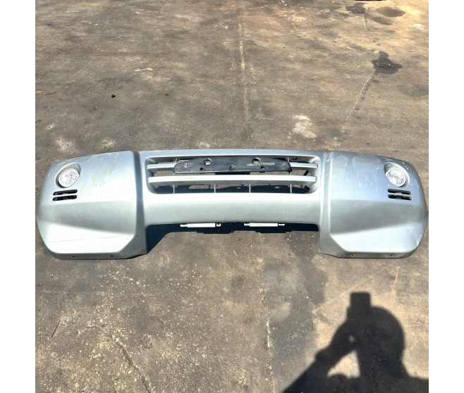 SILVER FRONT BUMPER WITH FOG LAMPS FOR A MITSUBISHI PAJERO - V78W