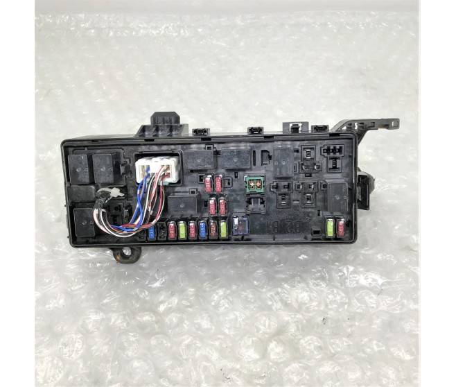 FUSE BOX UNDER THE HOOD FOR A MITSUBISHI L200 - KB4T