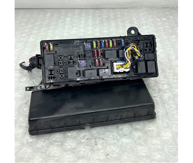 FUSE BOX AND COVER UNDER THE HOOD FOR A MITSUBISHI PAJERO/MONTERO SPORT - KH9W