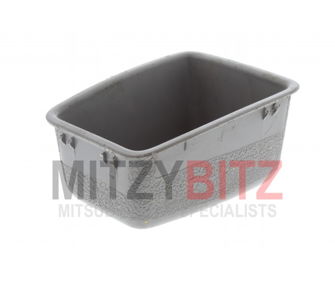 FLOOR CONSOLE TRAY FOR A MITSUBISHI L200 - KB4T