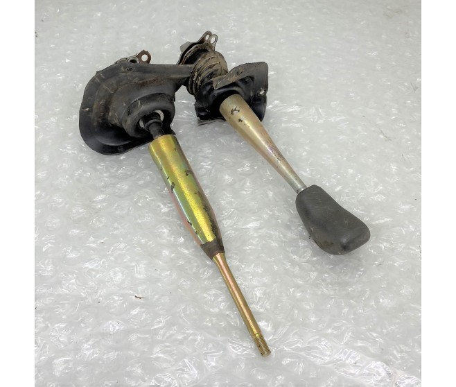 MANUAL GEARSHIFT AND TRANSFER LEVERS FOR A MITSUBISHI V20-50# - MANUAL GEARSHIFT AND TRANSFER LEVERS