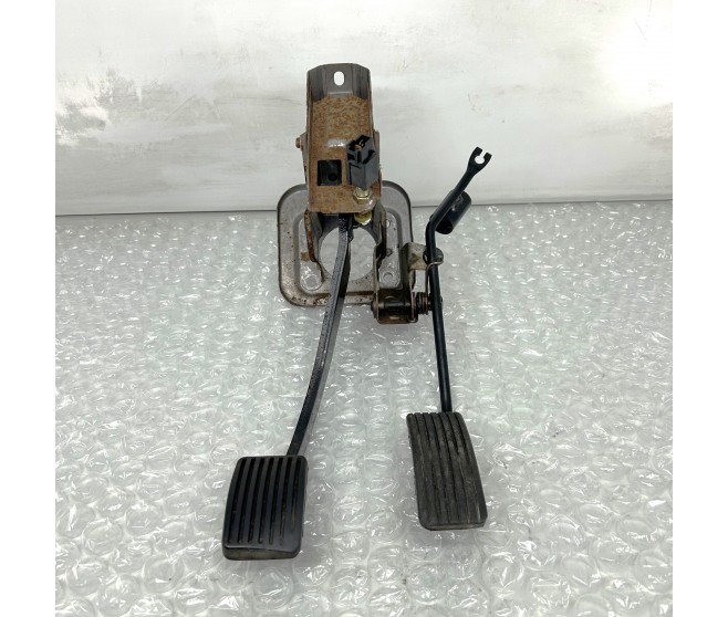 BRAKE AND ACCELERATOR PEDAL FOR A MITSUBISHI SPACE GEAR/L400 VAN - PA3V