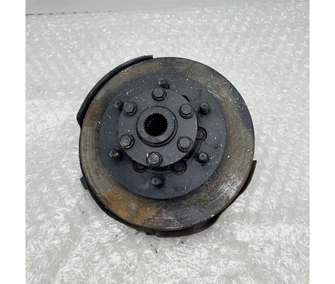 STEERING KNUCKLE AND WHEEL HUB LEFT HAND FOR A MITSUBISHI PAJERO/MONTERO - V44W