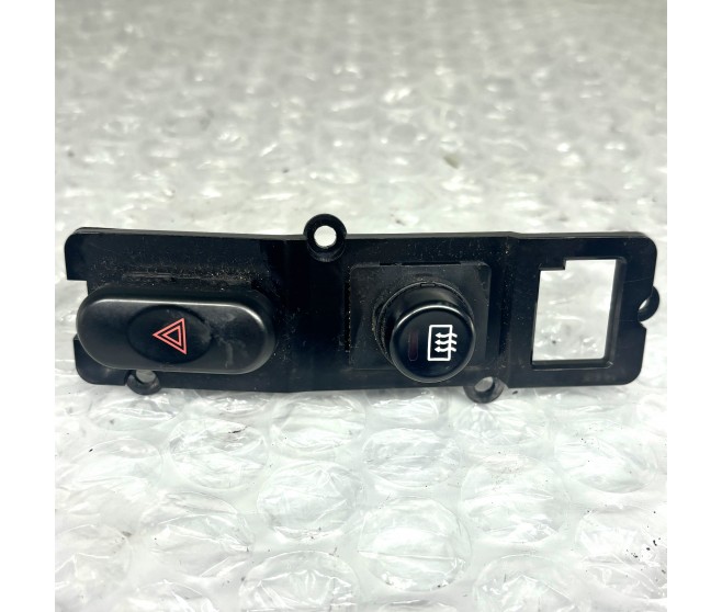 HAZARD SWITCH AND REAR DEFOGGER WITH BRACKET FOR A MITSUBISHI L300 - P05V