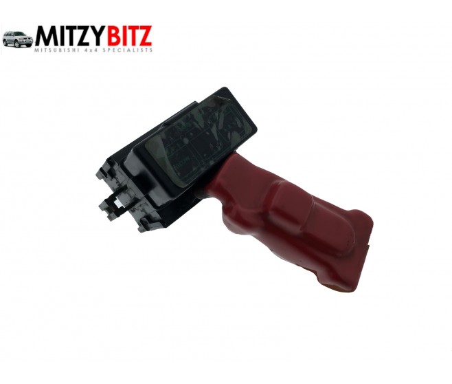 POSITIVE BATTERY TERMINAL AND FUSE BOX FOR A MITSUBISHI L200 - K74T
