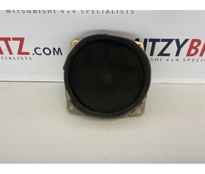 DOOR SPEAKER AND COVER FOR A MITSUBISHI MONTERO - V45W