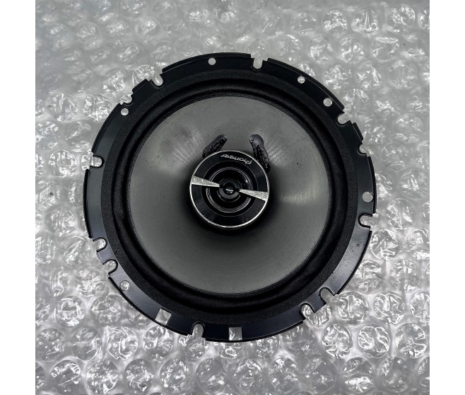 DOOR SPEAKER AND COVER FOR A MITSUBISHI MONTERO - V43W