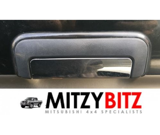FRONT LEFT DOOR HANDLE FOR A MITSUBISHI L200 - K77T
