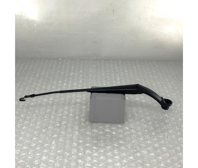 LEFT FRONT WIPER ARM FOR A MITSUBISHI SPACE GEAR/L400 VAN - PA3W