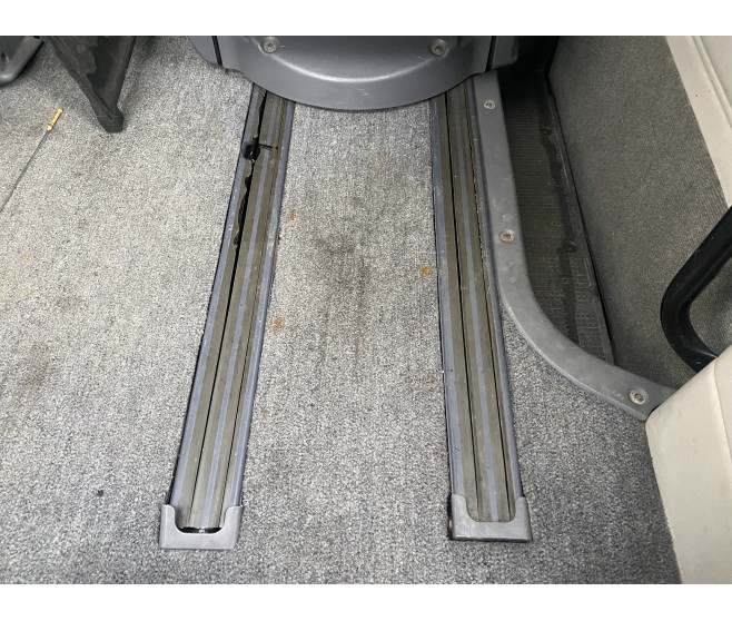 MIDDLE ROW CAPTAIN SEAT RUNNER RAILS FOR A MITSUBISHI DELICA SPACE GEAR/CARGO - PF8W