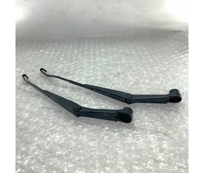 FRONT WIPER ARMS FOR A MITSUBISHI L200 - K74T