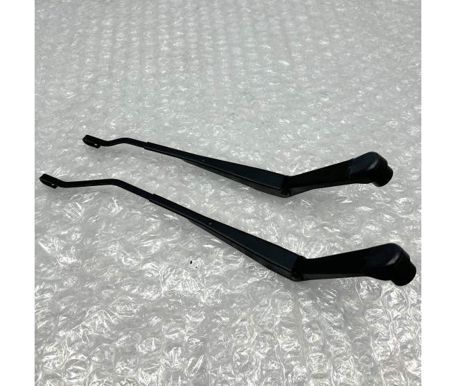 FRONT WIPER ARMS FOR A MITSUBISHI CHALLENGER - K94W