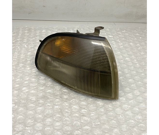 FRONT RIGHT INDICATOR LAMP FOR A MITSUBISHI DELICA SPACE GEAR/CARGO - PD6W