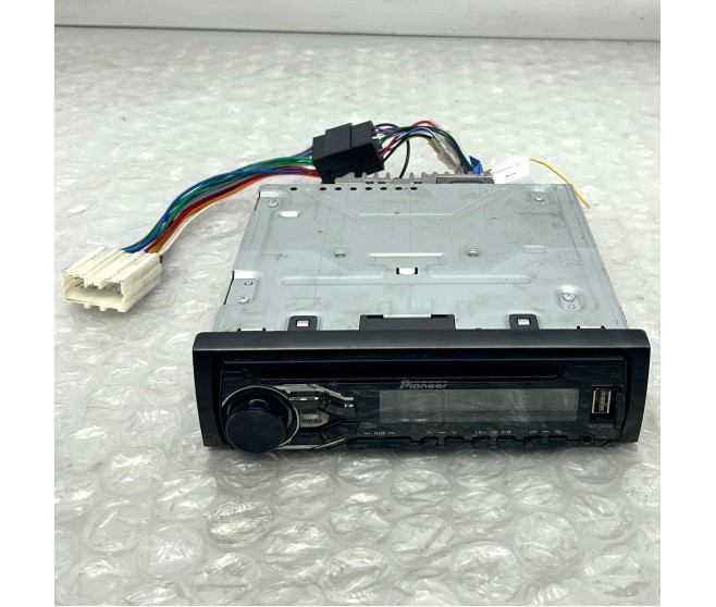 PIONEER DEH 1800UB STEREO RADIO CD PLAYER USB FOR A MITSUBISHI PAJERO/MONTERO - V44W