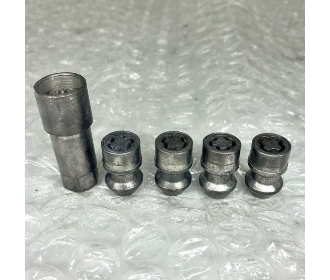 LE MANS LOCKING WHEEL NUT AND REMOVAL KEY  FOR A MITSUBISHI L200 - K74T