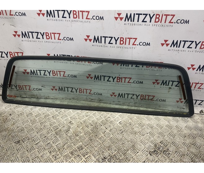 REAR CAB WINDOW GLASS AND SEAL FOR A MITSUBISHI L200 - K74T
