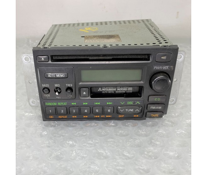 CD AND TAPE RADIO PLAYER FOR A MITSUBISHI PAJERO - V47WG