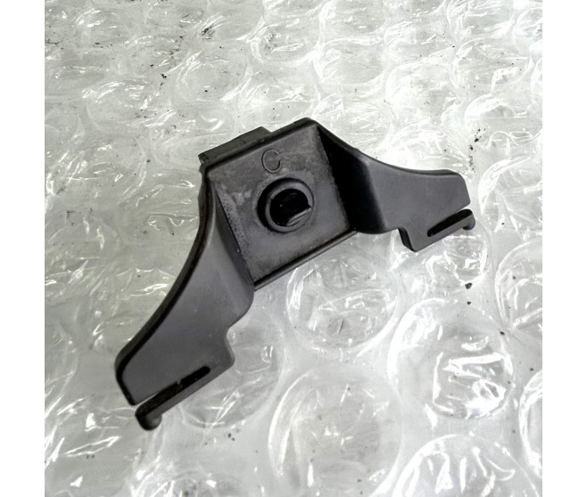 FUEL FILLER LID HOOK FOR A MITSUBISHI PAJERO IO - H76W