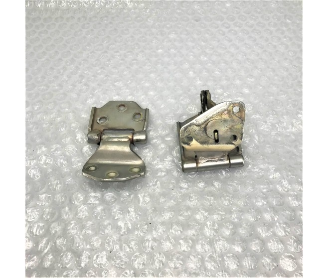 TAILGATE DOOR HINGES UPPER AND LOWER FOR A MITSUBISHI PAJERO IO - H76W