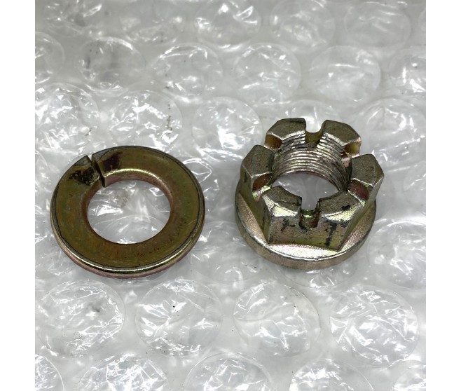 REAR AXLE DRIVESHFT CASTLE NUT AND WASHER FOR A MITSUBISHI V70# - REAR AXLE DRIVE SHAFT