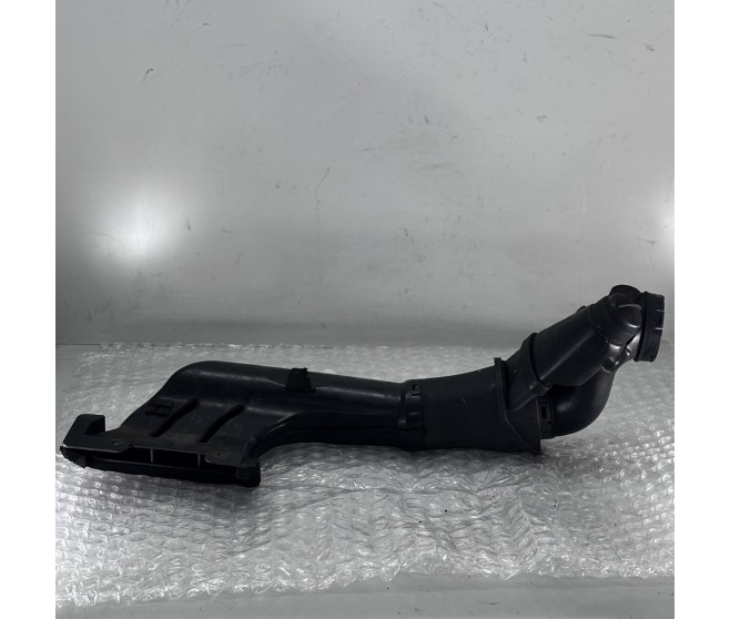 AIR BOX INTAKE PIPE AND PRE-CLEANER FOR A MITSUBISHI PAJERO - V68W