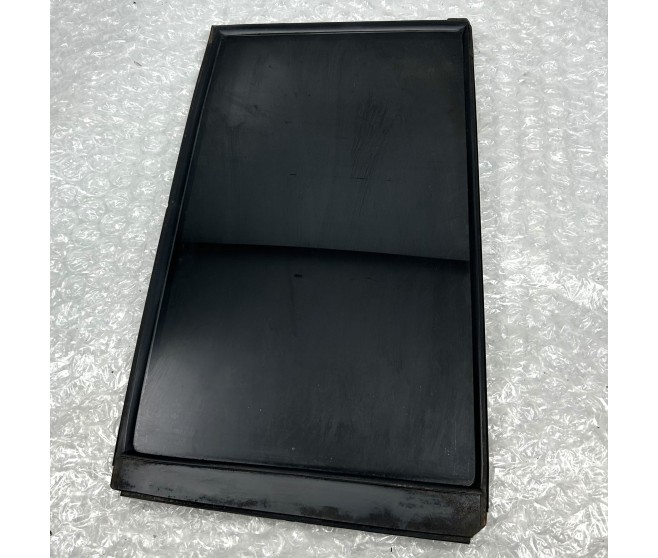 STATIONARY DOOR GLASS REAR RIGHT FOR A MITSUBISHI V80,90# - REAR DOOR PANEL & GLASS