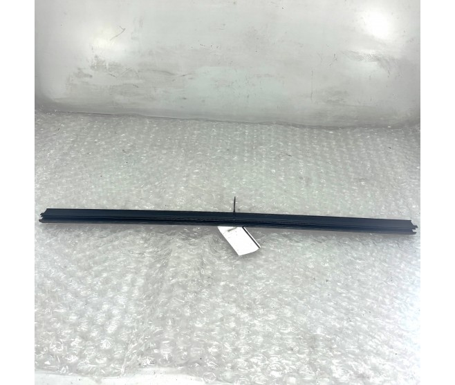 WEATHER STRIP INNER FRONT LEFT FOR A MITSUBISHI V60,70# - FRONT DOOR PANEL & GLASS