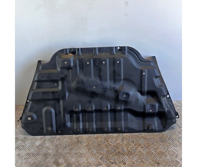 REAR UNDER ENGINE GEARBOX SKID PLATE FOR A MITSUBISHI PAJERO - V68W