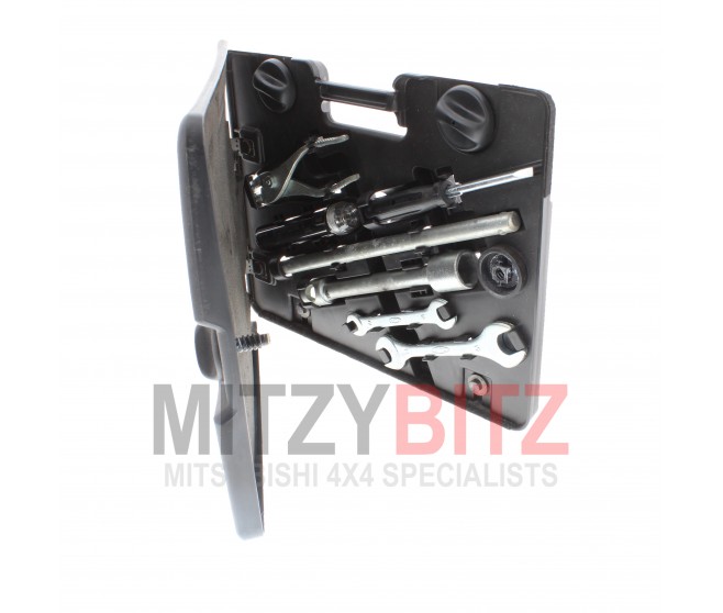 COMPLETE REAR DOOR TOOL SET FOR A MITSUBISHI PAJERO - V73W