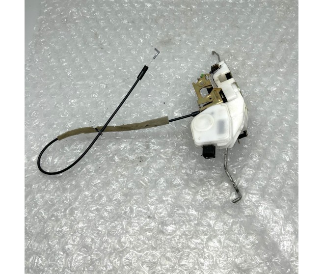 DOOR LATCH FRONT RIGHT FOR A MITSUBISHI PAJERO IO - H67W