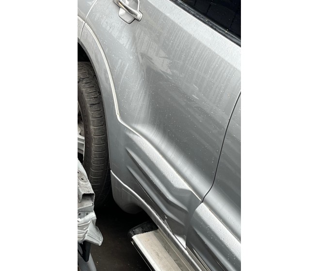 RIGHT REAR DOOR MOULDING FOR A MITSUBISHI PAJERO - V78W