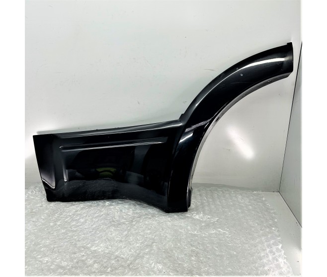 LOWER DOOR TRIM REAR LEFT FOR A MITSUBISHI PAJERO - V75W