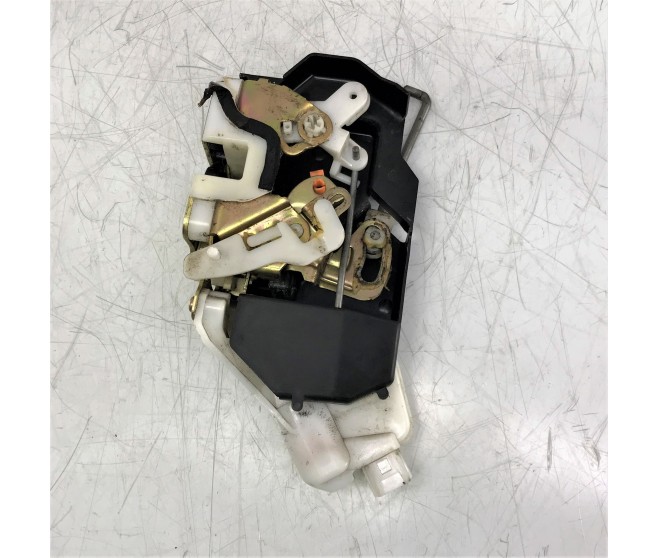 DOOR LATCH REAR LEFT FOR A MITSUBISHI PAJERO - V76W