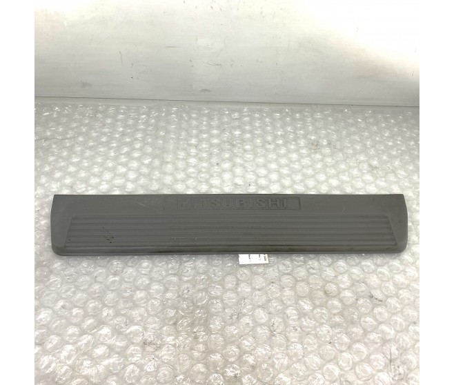 FRONT LEFT OR RIGHT DOOR KICK PLATE FOR A MITSUBISHI MONTERO - V75W