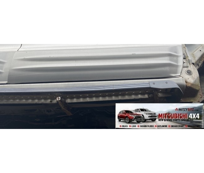 FRONT RIGHT DOOR LOWER TRIM  FOR A MITSUBISHI PAJERO - V78W