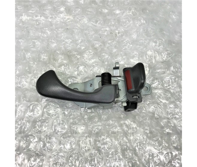INSIDE DOOR HANDLE RIGHT FOR A MITSUBISHI MONTERO SPORT - K96W