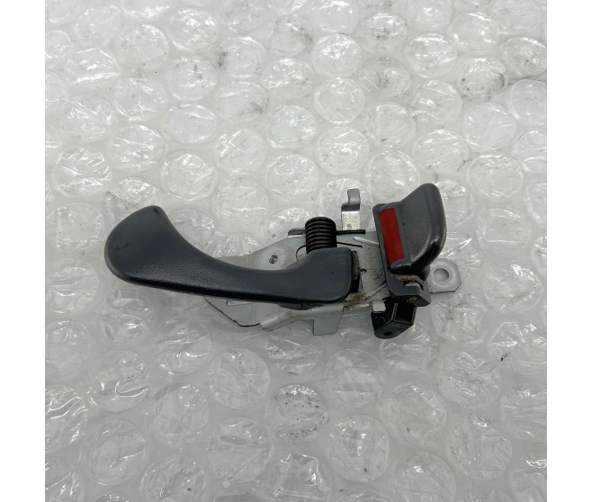 INSIDE DOOR HANDLE RIGHT FOR A MITSUBISHI MONTERO SPORT - K86W