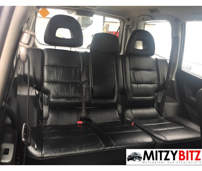 BLACK LEATHER MIDDLE ROW SPLIT SEAT FOR A MITSUBISHI PAJERO - V78W