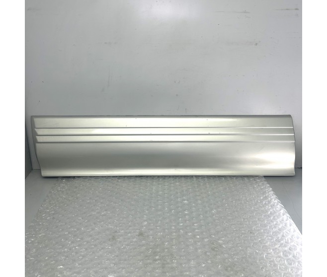 LOWER DOOR TRIM FRONT LEFT FOR A MITSUBISHI PAJERO - V23W
