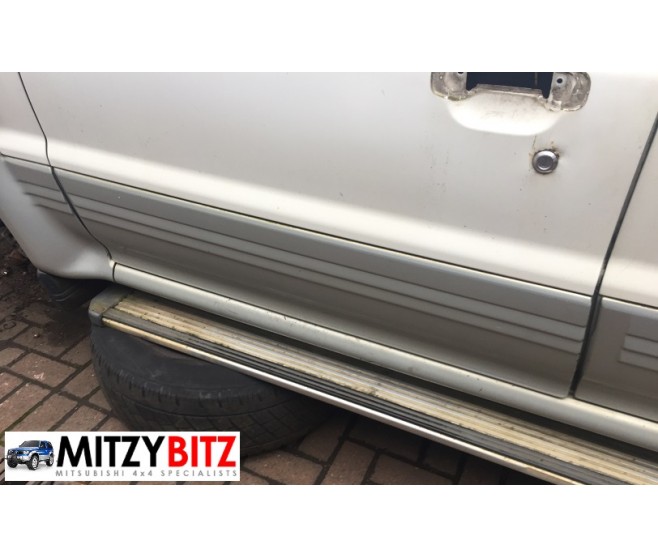 LOWER DOOR TRIM FRONT LEFT FOR A MITSUBISHI MONTERO - V45W