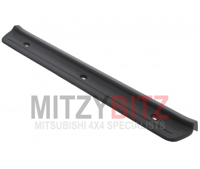 REAR RIGHT SCUFF PLATE FOR A MITSUBISHI L200 - K67T