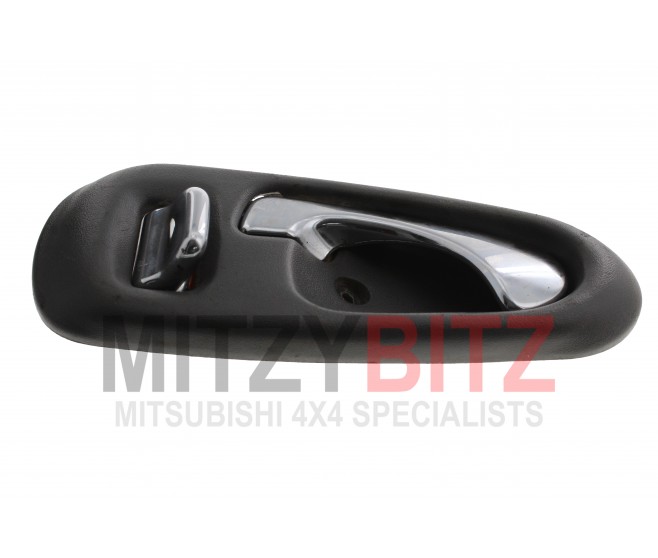 RIGHT HAND INSIDE DOOR HANDLE AND COVER FOR A MITSUBISHI DOOR - 