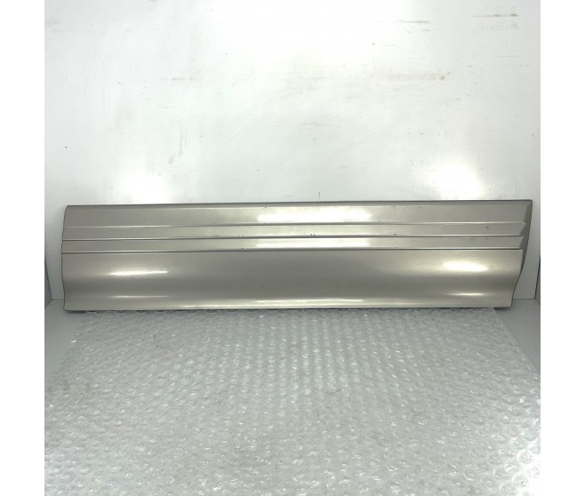 LOWER DOOR MOULDING FRONT RIGHT FOR A MITSUBISHI PAJERO - V26WG