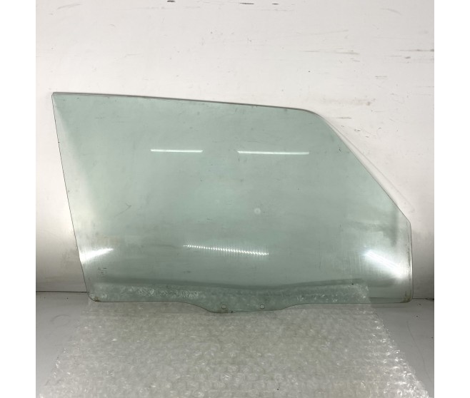 GLASS FRONT DOOR WINDOW RIGHT FOR A MITSUBISHI V30,40# - GLASS FRONT DOOR WINDOW RIGHT