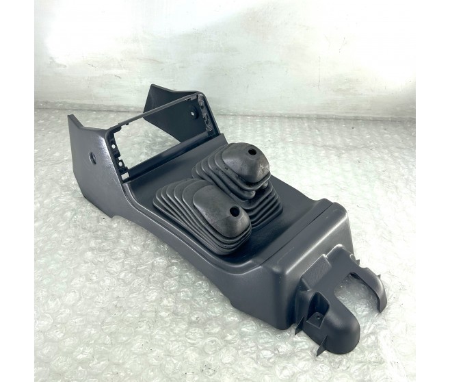FRONT CENTRE FLOOR CONSOLE FOR A MITSUBISHI K94WG - 2500DIESEL/WIDE/4WD - Z,5FM/T / 1996-05-01 - 2001-08-31 - 