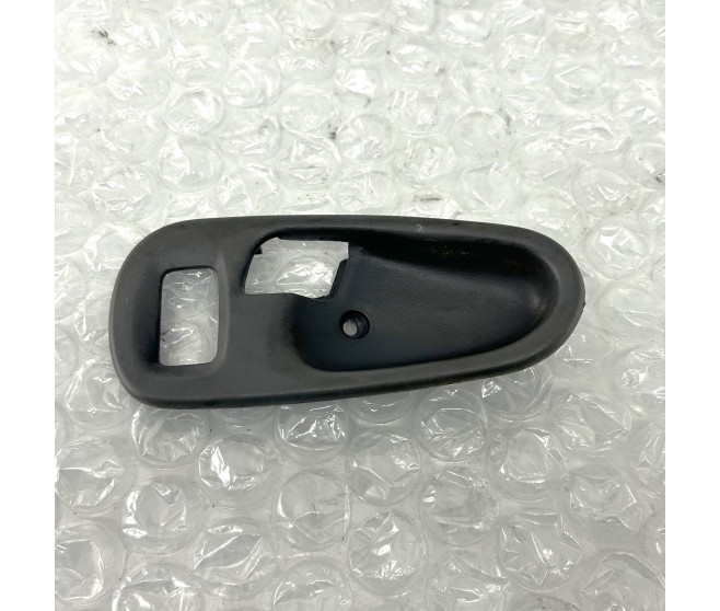 INSIDE DOOR HANDLE COVER RIGHT FOR A MITSUBISHI MONTERO SPORT - K86W