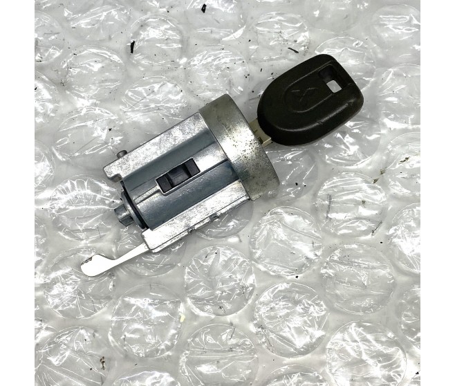 IGNITION BARREL WITH ONE KEY FOR A MITSUBISHI MONTERO - V77W